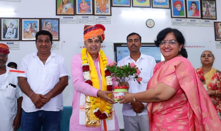 संसदीय कार्य मंत्री ने तनावड़ा में गुरु वंदन एवं वृक्षारोपण कार्यक्रम में की शिरकत*