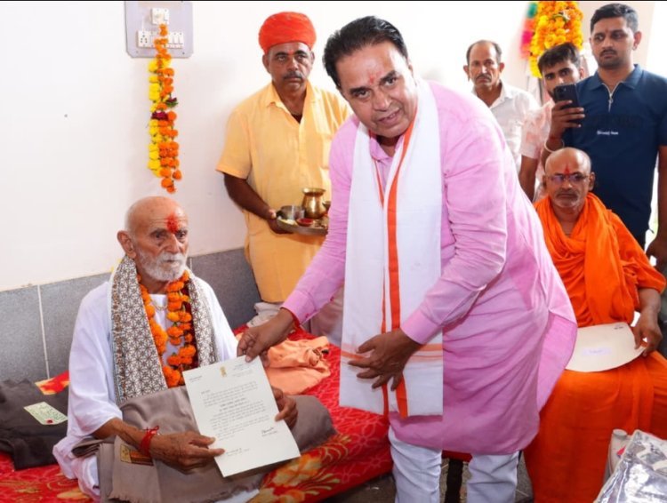 संसदीय कार्य मंत्री ने संतों का सम्मान कर  लिया आशीर्वाद*
