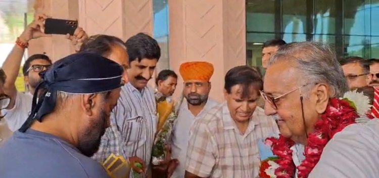 महाराजा गज सिंह का इंग्लैंड की यात्रा से लौटने पर एयरपोर्ट पर हुआ अपणायत भरा स्वागत*