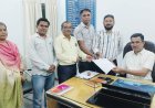 नरेगा कार्मिकों द्वारा मुख्यमंत्री के नाम विकास अधिकारी को सौंपा ज्ञापन