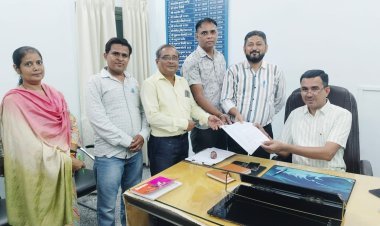 नरेगा कार्मिकों द्वारा मुख्यमंत्री के नाम विकास अधिकारी को सौंपा ज्ञापन