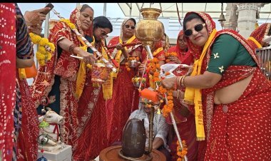 महिलाओं  ने निकाली कावड़ यात्रा             