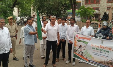 तिरंगा बाइक रैली निकाली             