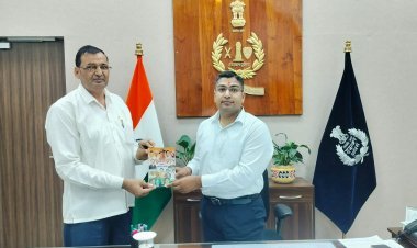 लेखक धर्मपाल गाँधी ने कलेक्टर व एसपी को भेंट की ‘इन्कलाब’ पुस्तक, राष्ट्रीय प्रतिभा सम्मान समारोह का दिया निमंत्रण