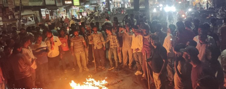 संसद में सनातन संस्कृति के अपमान के विरोध में विहिप-बजरंग दल का विरोध प्रदर्शन। 