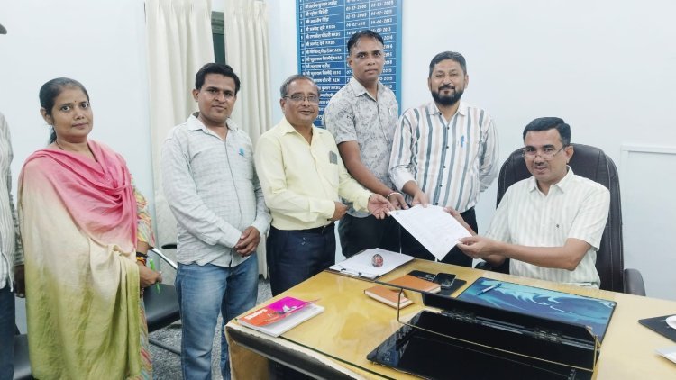 नरेगा कार्मिकों द्वारा मुख्यमंत्री के नाम विकास अधिकारी को सौंपा ज्ञापन