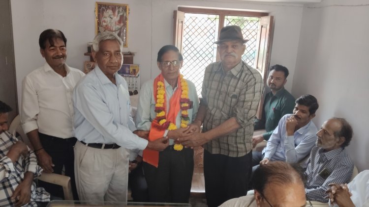 पेंशनर समाज ने नवनियुक्त उपकोषाधिकारी अभिषेक सोनी और सेवानिवृत्त शिक्षिका उमराव कंवर का किया सम्मान