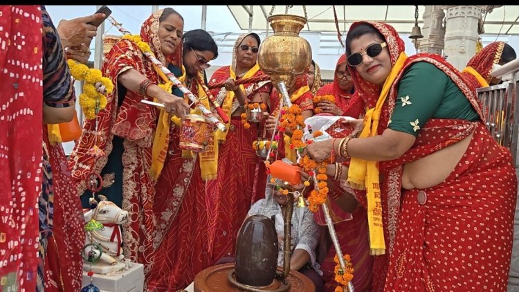 महिलाओं  ने निकाली कावड़ यात्रा             