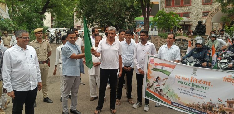 तिरंगा बाइक रैली निकाली             