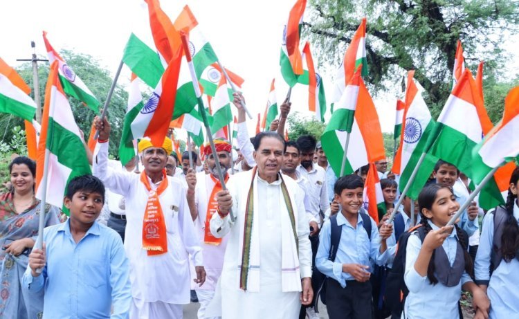 तिरंगा रैली को हरी झंडी दिखाकर किया रवाना*
