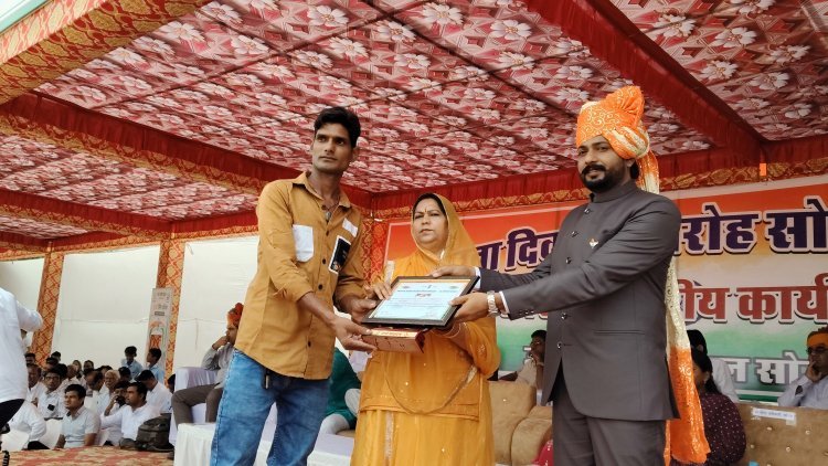 80वें स्वतंत्रता दिवस पर सामाजिक सेवा के लिए ड्राइवर समीर खान सम्मानित