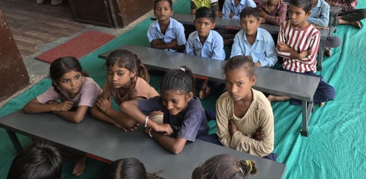 रोटरी क्लब ने  इंद्रा नगर विद्यालय को भेंट की 25 स्टडी डेस्क-बेंच