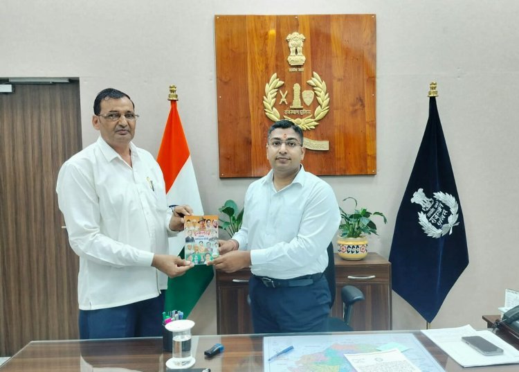 लेखक धर्मपाल गाँधी ने कलेक्टर व एसपी को भेंट की ‘इन्कलाब’ पुस्तक, राष्ट्रीय प्रतिभा सम्मान समारोह का दिया निमंत्रण