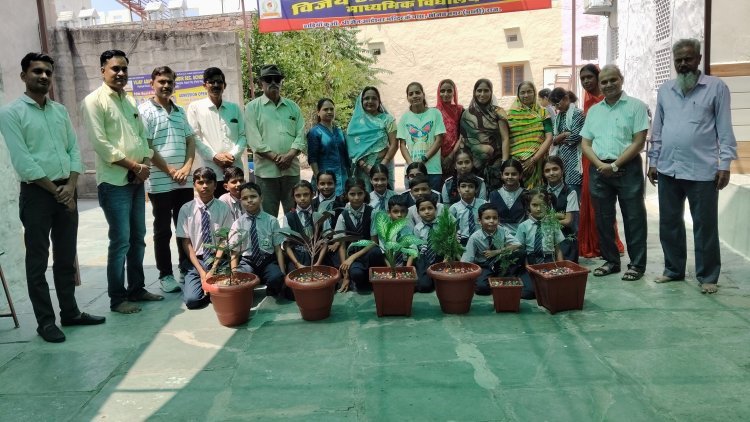 विजय आदर्श विद्यालय में हुआ पौधारोपण, किरण प्रजापत बोलीं : पौधों में बसता है ईश्वर