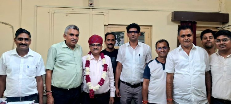 सहायक लेखा अधिकारी ओमप्रकाश जाजू का सेवानिवृत्ति पूर्व अभिनंदन