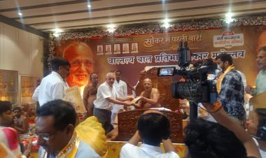 साहिय्यकार पवन पहाड़िया का आचार्य वर्धमान सागर के द्वारा सीकर की धर्म सभा में हुआ सम्मान