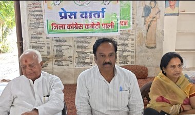 कांग्रेस ने मुख्य चुनाव  आयुक्त को हटाने की मांग               