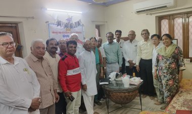 बस गया हो ज़हन में जैसे कोई डर आजकल, सब इकट्ठा कर रहे हैं छत पे पत्थर आजकल" : दीपा परिहार 