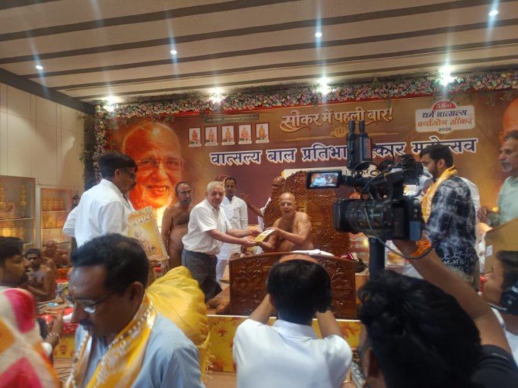 साहिय्यकार पवन पहाड़िया का आचार्य वर्धमान सागर के द्वारा सीकर की धर्म सभा में हुआ सम्मान