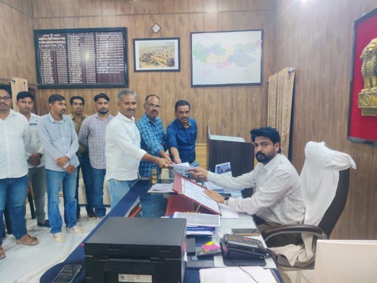 पटवारी पर हमले के आरोपी की गिरफ्तारी न होने से राजस्व कर्मचारियों में आक्रोश, सांकेतिक धरना दिया
