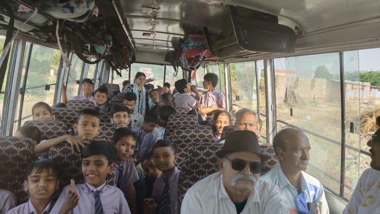 आदर्श विद्या मंदिर माध्यमिक विद्यालय का दो दिवसीय शैक्षणिक भ्रमण दल रवाना