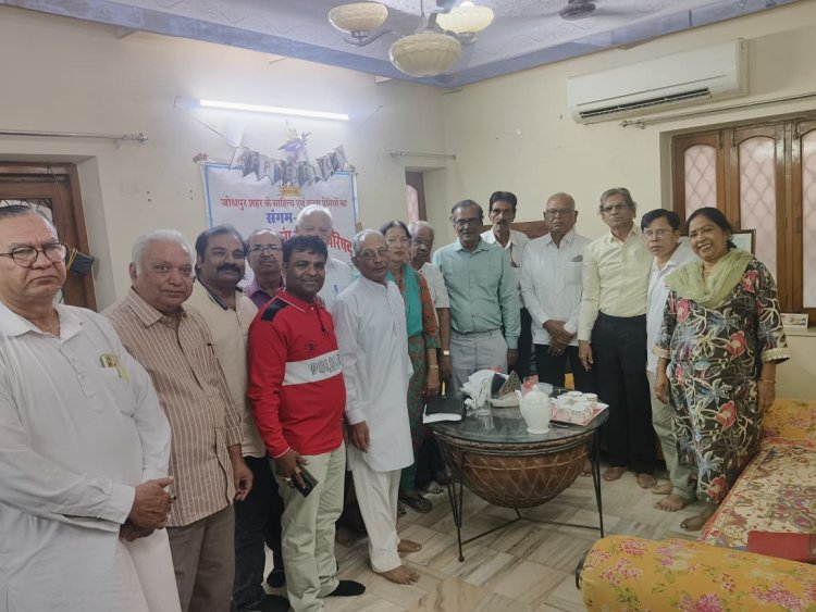 बस गया हो ज़हन में जैसे कोई डर आजकल, सब इकट्ठा कर रहे हैं छत पे पत्थर आजकल" : दीपा परिहार 